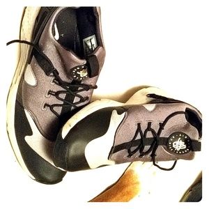 Black and gray Air Huarache